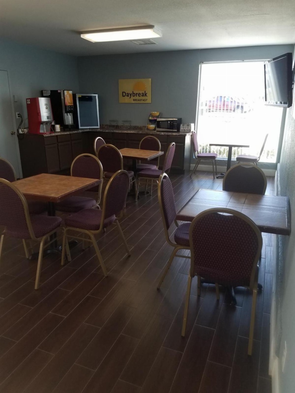 Days Inn & Suites by Wyndham Wichita East